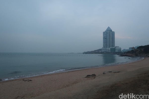 Selain keindahan kotanya yang mirip Eropa, Qingdao juga dikenal sebagai Kota Pantai. Inilah mengapa banyak orang yang datang ke kota ini hanya untuk menikmati suasana pantai. (Bonauli/detikcom)