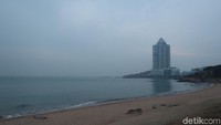 Selain keindahan kotanya yang mirip Eropa, Qingdao juga dikenal sebagai Kota Pantai. Inilah mengapa banyak orang yang datang ke kota ini hanya untuk menikmati suasana pantai. (Bonauli/detikcom)