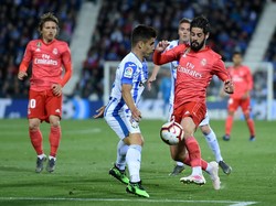 Madrid kini kepayahan mengejad Atletico Madrid. Isco cs ada di posisi ketiga dengan koleksi 61 poin, berselisih 4 angka. (Foto: Denis Doyle/Getty Images)