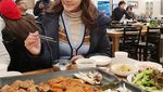 Cantiknya Presenter Anita Hara Saat Asyik Makan di Bali hingga Korea Selatan