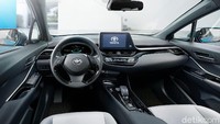 Interior mobil Toyota C-HR ada sedikit perbedaan, misalnya soal warna jok Foto: Toyota