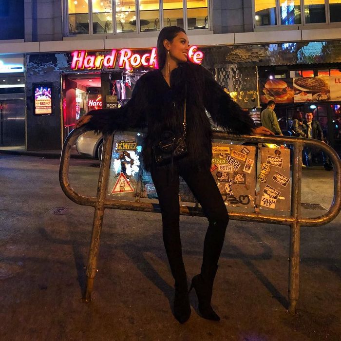 Berpacaran dengan Aldi Eks CJR, Ini Gaya Ngopi Model Erika Carlina