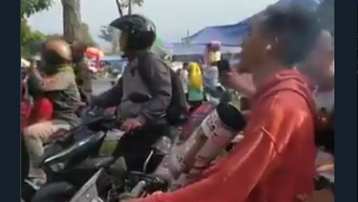 Knalpot nyembur muka, bahaya untuk pernapasan? Foto: Screenshot Twitter Knalpot nyembur muka, bahaya untuk pernapasan? Foto: Screenshot Twitter