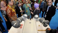 Ada juga Robot YuMi yang dirancang dengan inovasi teknologi lengan robot fleksibel, sistem pengasupan komponen universal, komponen berbasis kamera, lead-through programming, dan teknologi mutakhir sistem kontrol gerakan berpresisi tinggi. Robot ini bisa buat kopi loh. Foto: dok. ABB
