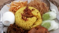 Gaya sajian nasi kuning rumah kopi Gembira Kawangkoan di Jakarta. Lauknya komplet. Mari makan! Foto: Instagram @kopigembira1946