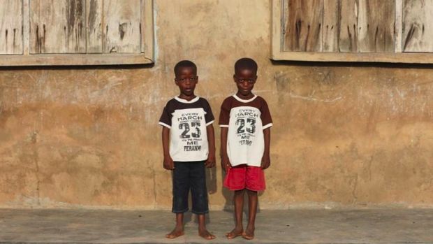 Banyak anak kembar di kota ini.