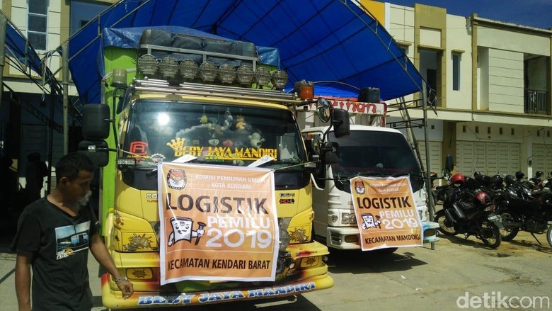 Pendistribusian Logistik Pemilu, KPU Kendari Libatkan Pawang Hujan Pendistribusian Logistik Pemilu, KPU Kendari Libatkan Pawang Hujan