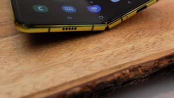 “Fold lebih seperti bukti konsep yang bagus yang menunjukkan bahwa Samsung masih bisa mengejutkan kita dan sepertinya hanya akan menarik bagi para fans yang paling haus’,” tulis Cherlynn Low. Foto: Tech Crunch