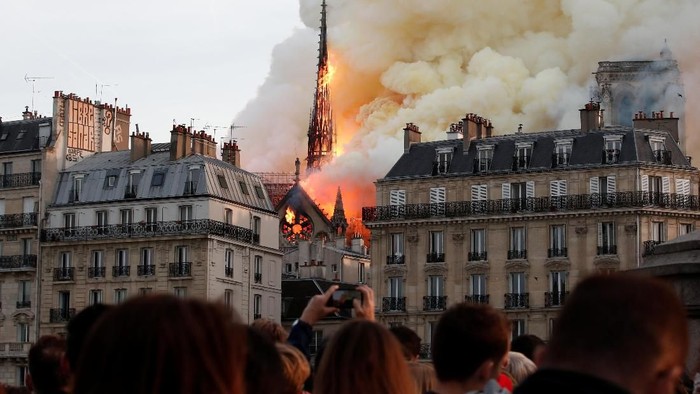 Gereja Notre Dame kebakaran