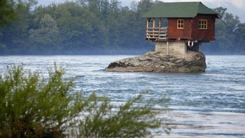 The Drina River House, di Bajina Basta, Serbia punya sejarahnya sendiri. Pada 1968, ada sekelompok pemuda menikmati berjemur di atas batu di tengah sungai. Batu itu kemudian dijadikan fondasi untuk tempat berteduh yang akhirnya dibangun rumah kecil yang masih ada hingga sekarang. Drina River House juga jadi salah satu kandidat bangunan yang dilindungi UNESCO. Foto: via Trend Chaser