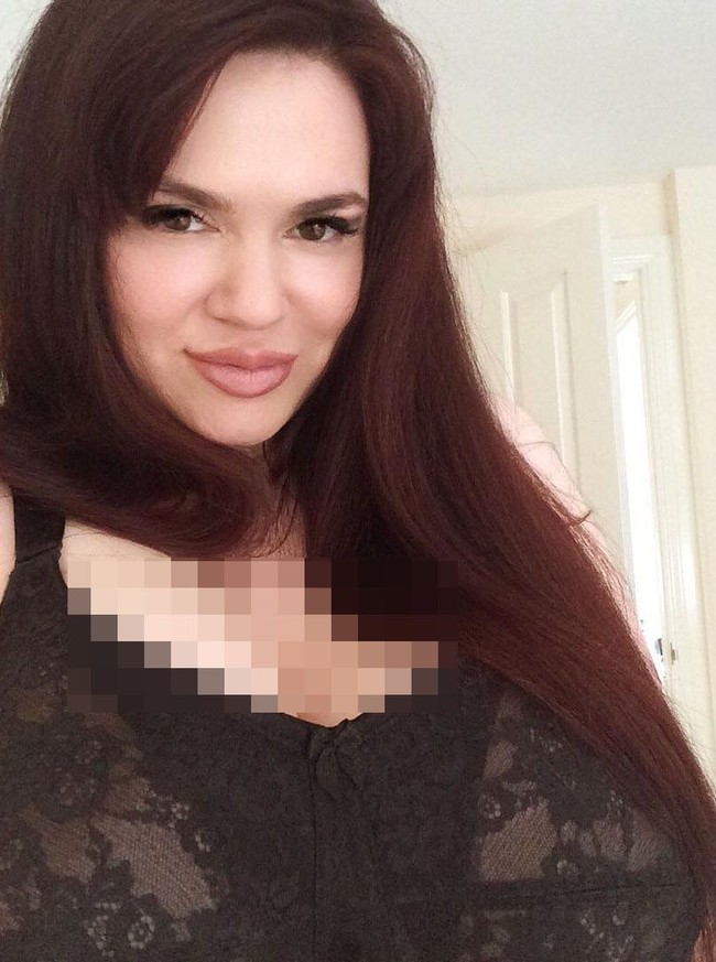 Saya di-bully parah di sekolah menengah karena penampilan saya dan itu sangat merugikan kesehatan mental saya. Saya dikeluarkan dari sekolah pada usia 14 dan memasuki fasilitas kesehatan mental untuk kaum muda. Dengan konseling dan pengobatan rutin, saya bisa percaya diri, ungkap lexy seperti dikutip dari The Daily Star. Foto: Instagram @lexylu_pinup