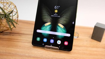 “Sensor sidik jarinya merangkap tombol Bixby. Selain itu, kalian akan menemukan tombol volume dan power tradisional. Di bagian belakang ada 3 kamera. Ketika ponsel tertutup, ada kamera depan 10 megapixel. Ketika dibuka jadi mode tablet, ada notch besar dengan dua kamera. Jadi ada 6 kamera,” tambah Dieter. Foto: Tech Crunch