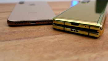 Perbandingan ketebalannya dengan iPhone. Foto: Tech Crunch