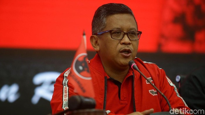 Sekjen DPP PDIP hasto Kristiyanto merespon berbagai isu jelang Pemilu 2019 saat menggelar jumpa pers di Jakarta.