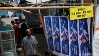 Warga menggunakan banner bekas untuk dinding TPS.