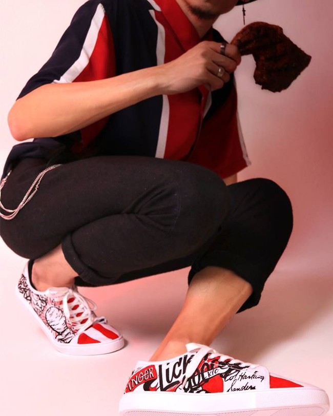 Dalam unggahan tersebut, KFC tak menyertakan harga dari sneakers ini. Namun satu hal yang pasti, seperti dikabarkan Asia One, KFC hanya memproduksi sneakers eksklusif ini sebanyak delapan pasang. (Foto: Dok. KFC Singapura)