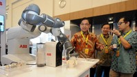 Direktur PT ABB Sakti Industri (ABB) Dodon Ramlie (kiri) menjelaskan mengenai Robot YuMi kepada peserta Indonesia Industrial Summit 2019 yang diselenggarakan oleh Kementerian Perindustrian Republik Indonesia di ICE BSD, Tanggerang, Senin (15/4). Melalui teknologi tersebut YuMi menjadi robot pertama yang dapat berkolaborasi dengan mitra manusia dan diharapkan mampu memenuhi kebutuhan industri 4.0. Foto: dok. ABB