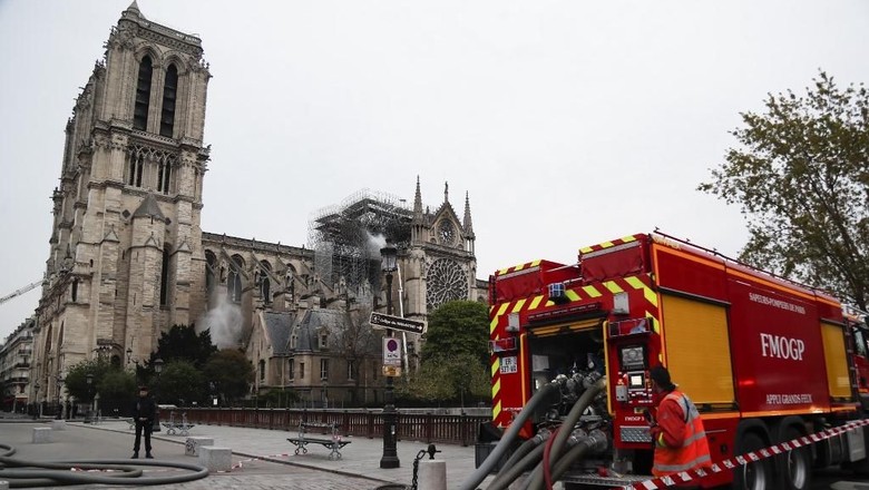 15 Jam Berkobar, Kebakaran di Katedral Notre-Dame Akhirnya Padam 15 Jam Berkobar, Kebakaran di Katedral Notre-Dame Akhirnya Padam