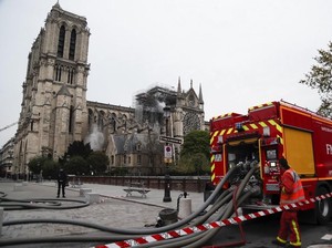 15 Jam Berkobar, Kebakaran di Katedral Notre-Dame Akhirnya Padam