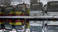 Jelang hari pencoblosan pada Rabu, 17 April besok, warga ramai-ramai mendatangi Terminal Kalideres di Jakarta Barat, untuk membeli tiket mudik, Selasa (16/4/2019).