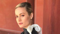 Brie Larson berfoto sendiri dengan gaya candid (brielarson/Instagram)  