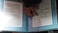 Beragam buku ada di sini, termasuk buku agama dan alquran.