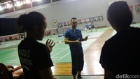 Beratnya program yang diberikan Rionny memang sedikit membuat para pemainnya kewalahan. Bahkan ketika mereka tampak sedikit bersantai dan ngobrol, seketika itu pula, Rionny langsung memotong cepat untuk meminta atletnya bergegas latihan kembali.