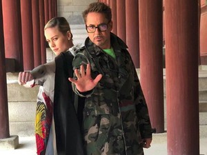 Ketika Captain Marvel dan Iron Man Foto di Istana Korea