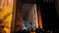 Foto bagian dalam Katedral Notre-Dame yang dilanda kebakaran dirilis ke publik. Kepulan asap pekat bisa dilihat dengan jelas dari pintu masuk katedral berusia 850 tahun itu. Foto: REUTERS/Philippe Wojazer/Pool