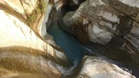 Goresan tersebut terbentuk alami ajibat abrasi air di sepanjang lorong bebatuan. Waktu yang cocok untuk mendatangi Curug Love adalah di pagi hari saat matahari membias dan menyinari lorong bebatuan.  (Derry N/dtraveler)