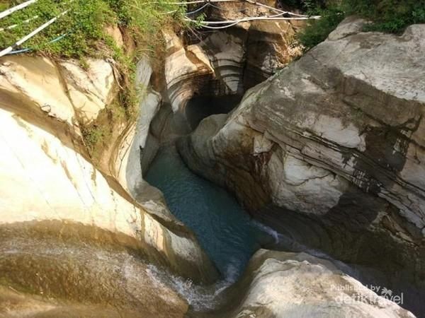 Dari atas, curug ini semakin instagrammable dan membuat siapa pun jatuh cinta (Derry N/dtraveler)