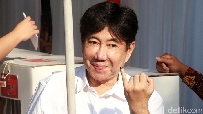 Guruh Soekarnoputra turut mencoblos di TPS 02 Selong, Kebayoran Baru, Jakarta. Ia pun berpose usai menggunakan hak pilihnya.