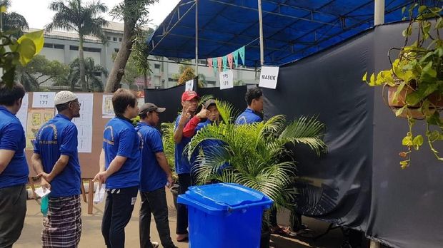 Penghuni rutan antusias antre di TPS.