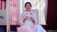 Puan Maharani menunjukkan kertas suara Pemilu 2019 sebelum melakukan pencoblosan.