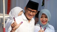 Sandiaga berpose salam dua jari bersama sang istri, Nur Asia Uno, usai mencoblos.