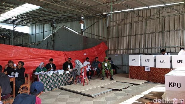 Melihat Semangat Warga Korban Banjir Tetap Mencoblos di TPS
