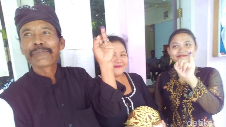 Melihat Antusiasnya Sedulur Sikep Samin Kudus Nyoblos Bareng Keluarga Melihat Antusiasnya Sedulur Sikep Samin Kudus Nyoblos Bareng Keluarga