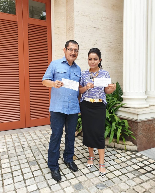 Mayangsari tampil berbatik saat nyoblos. Penyanyi yang hits di era 90-an itu memadankan batik birunya dengan rok berpotongan lurus dan high-heels putih motif polkadot. Sang suami Bambang Trihatmojo tampil dengan kemeja warna senada dengan sang istri.