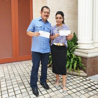 Mayangsari tampil berbatik saat nyoblos. Penyanyi yang hits di era 90-an itu memadankan batik birunya dengan rok berpotongan lurus dan high-heels putih motif polkadot. Sang suami Bambang Trihatmojo tampil dengan kemeja warna senada dengan sang istri.