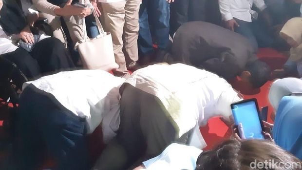 Prabowo melakukan aksi sujud syukur usai mendeklrasikan kemenangannya, di Jalan Kertanegara 4, (17/04/2019)