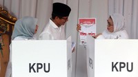 Pantauan di TPS 02 Selong, Kebayoran Baru, Jakarta Selatan, Rabu (17/4/2019), Sandiaga selesai mencoblos sekitar pukul 08.20 WIB.