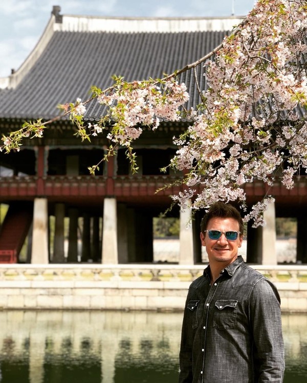 Gaya santai Renner saat wisata di istana (renner4real/Instagram)