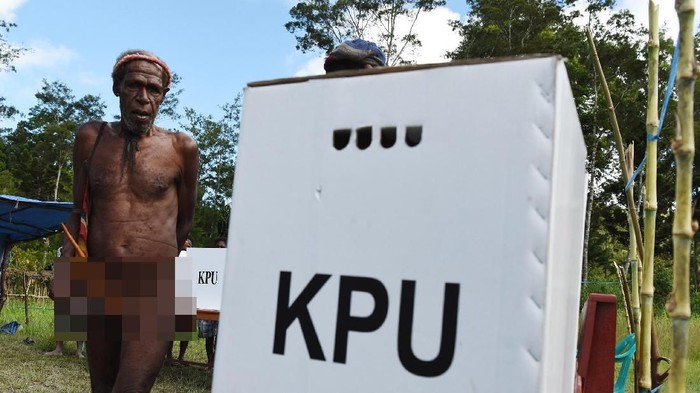 Warga Wamena ikut memberikan hak suaranya pada Pemilu 2019. Lokasi TPS berada di Distrik Libarek Wamena, Jayawijaya, Papua.