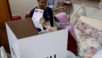 Momen saat seorang pasien memberikan hak suaranya pada Pemilu 2019.