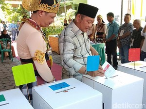 Bupati Sidoarjo Terkesan dengan Dekorasi TPS Tempatnya Nyoblos