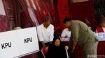 Unik! Petugas di TPS Nusantara Pakai Baju Adat Khas Indonesia