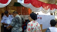 Setibanya di lokasi, Darmin langsung mendaftar untuk mencoblos.