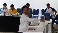 Menteri BUMN Rini Soemarno nampak semringah saat akan memasukan surat suara ke kotak suara usai mencoblos, Jakarta, Rabu (17/4/2019).
