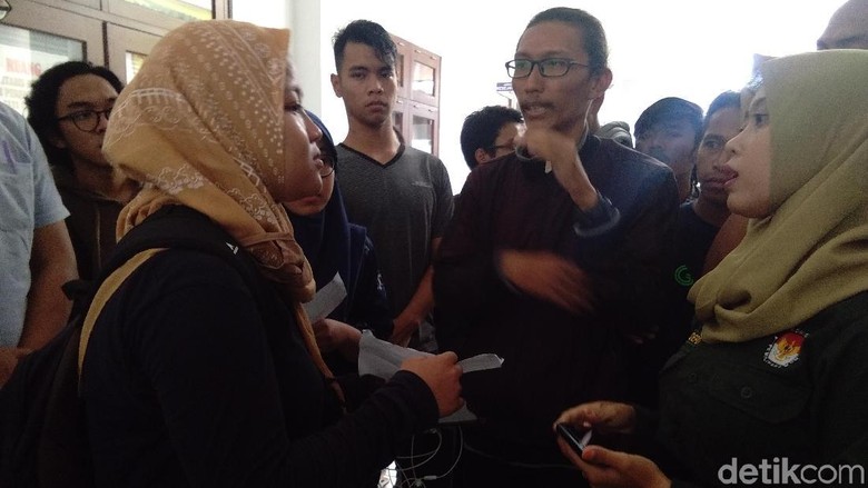 Tak Bisa Nyoblos, Ratusan Mahasiswa Geruduk Balai Desa di Sleman Tak Bisa Nyoblos, Ratusan Mahasiswa Geruduk Balai Desa di Sleman