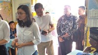 Jonan nampak mengenakan pakaian berwarna putih saat tiba di TPS untuk mencoblos.